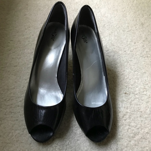 East 5th Classic Black Peep-Toe Heels 👠 - Picture 2 of 4